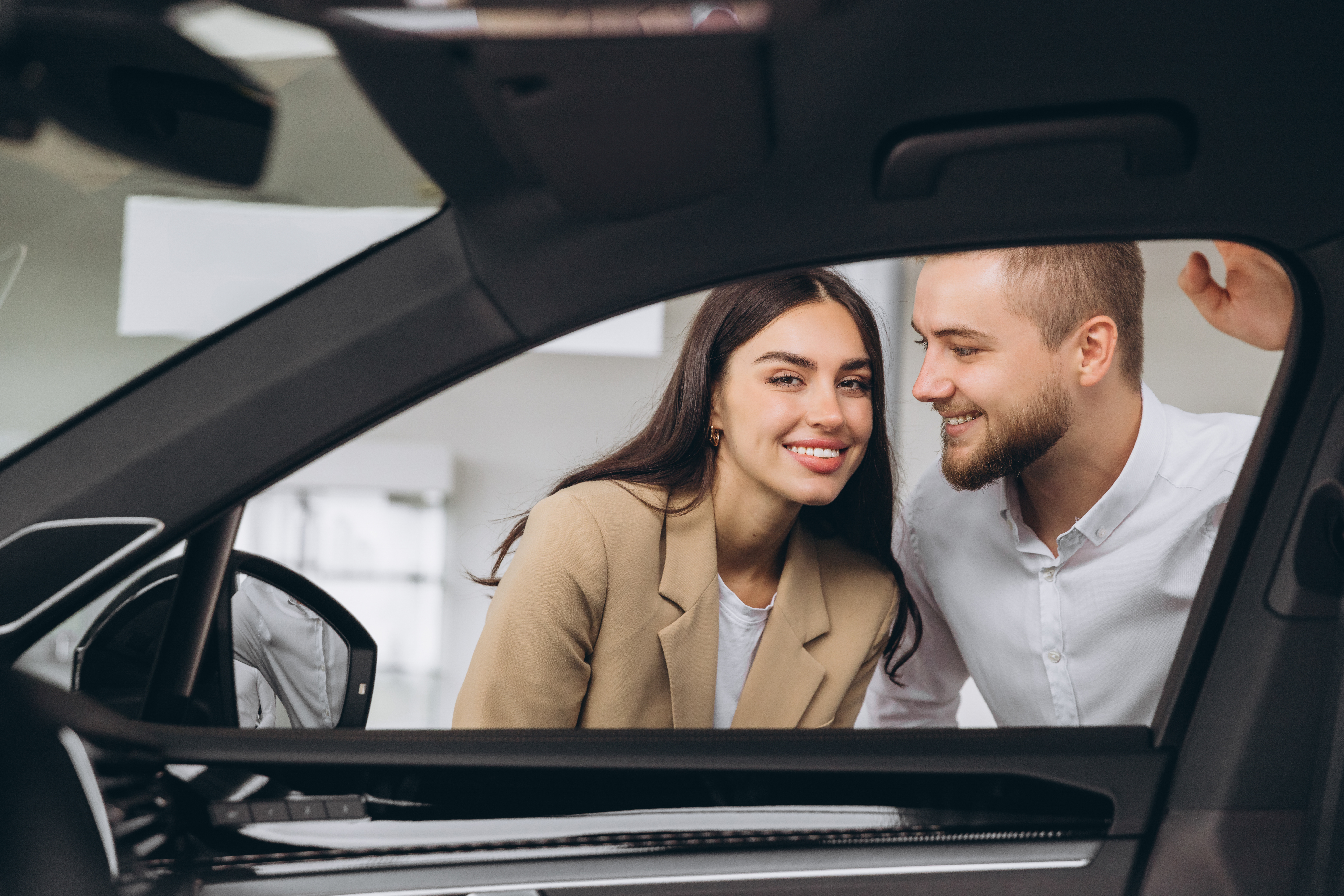 A couple investigates a used car for sale with Weelee's 8-point cheklist.