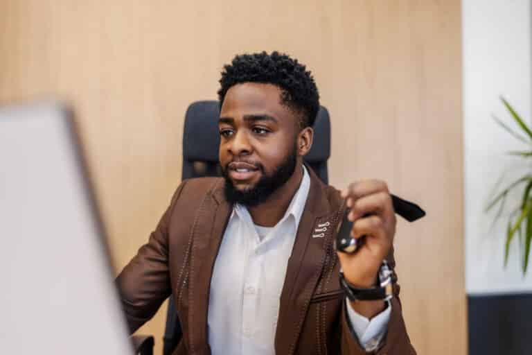 A man uploads his car details easily on the Weelee platform to sell his car online.