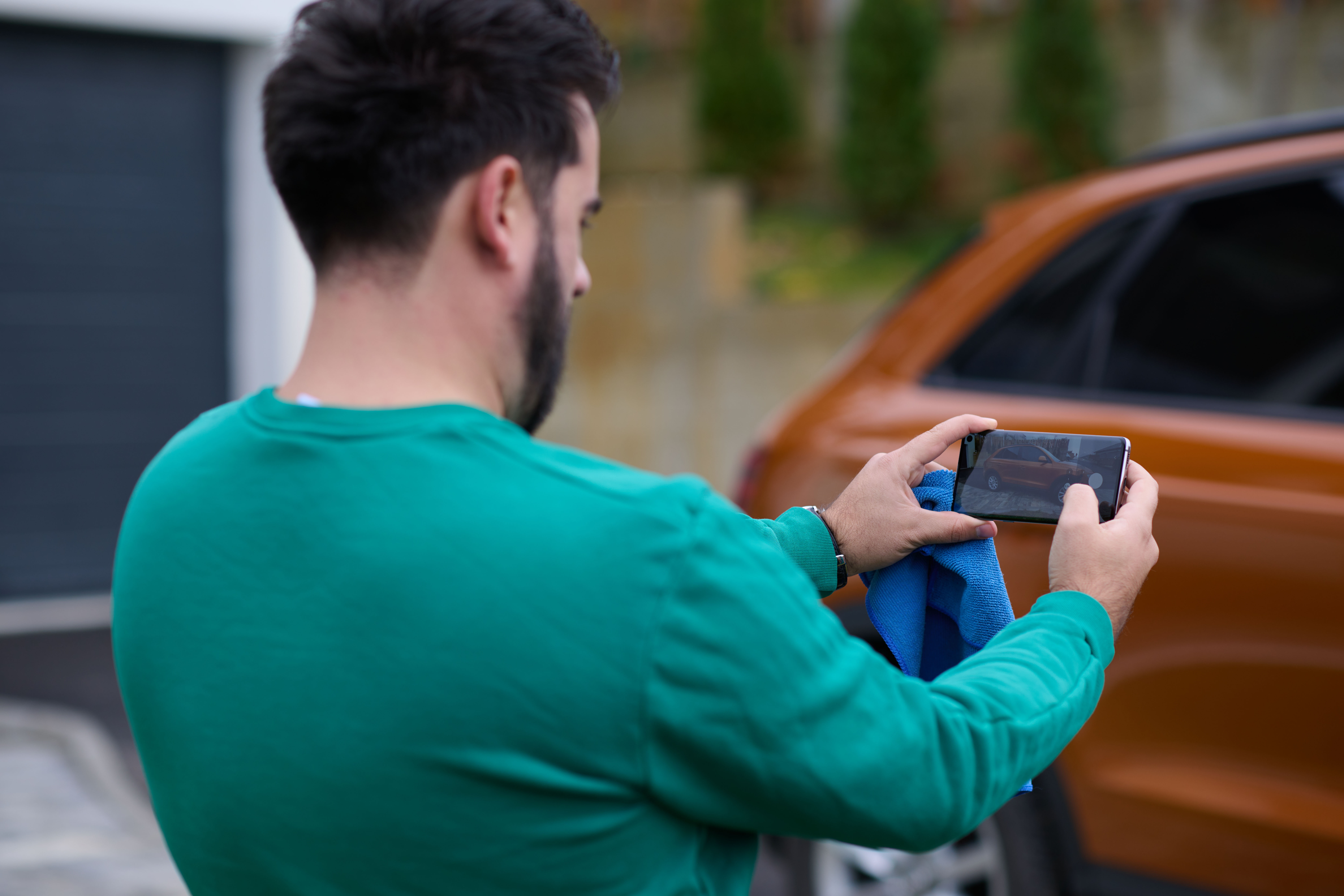 Man takes photos of his car before selling it online to Weelee